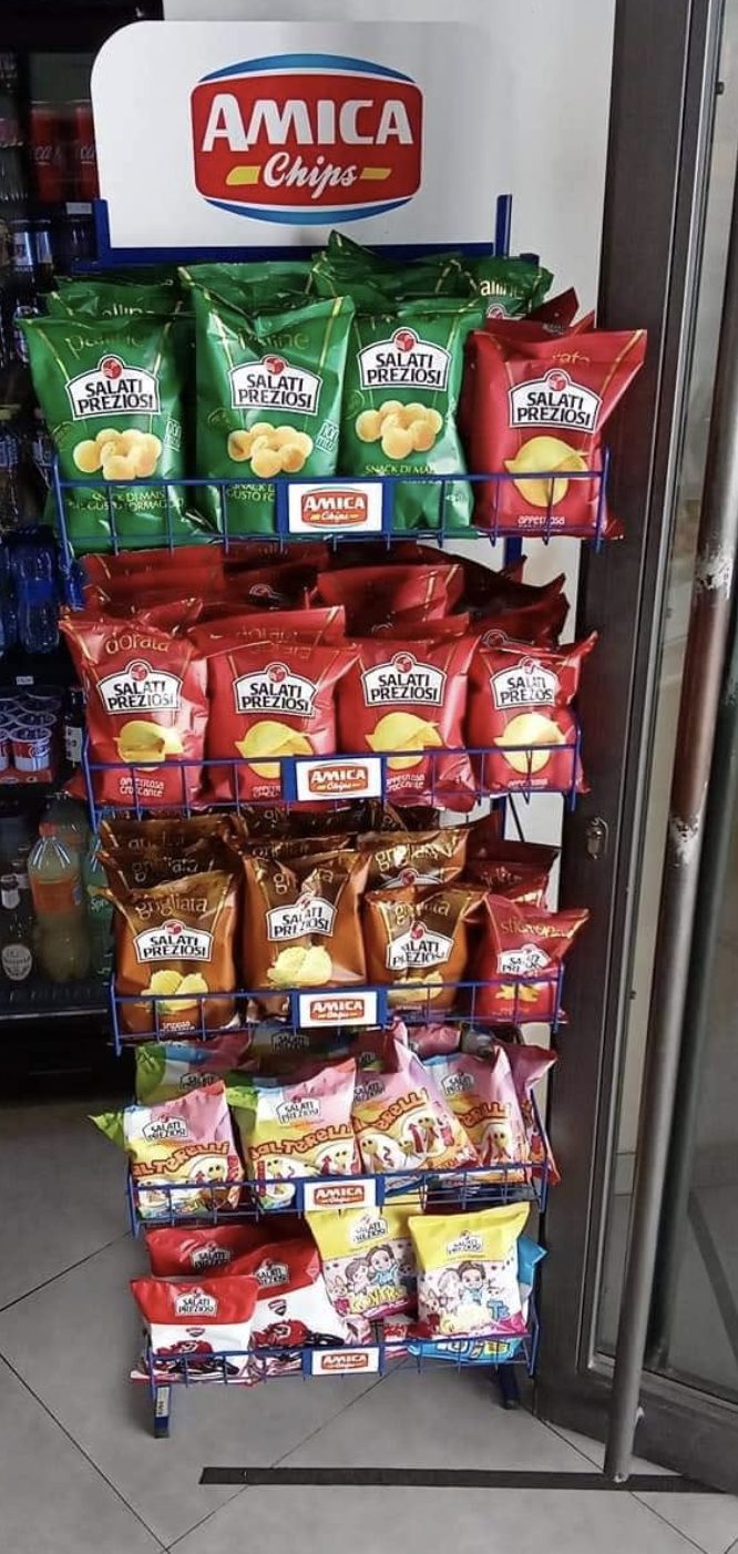 Espositore Salati Preziosi e Amica Chips in un punto vendita