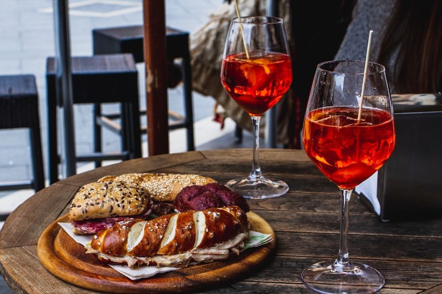 Tavolo dell'aperitivo con spritz e stuzzichini al bar