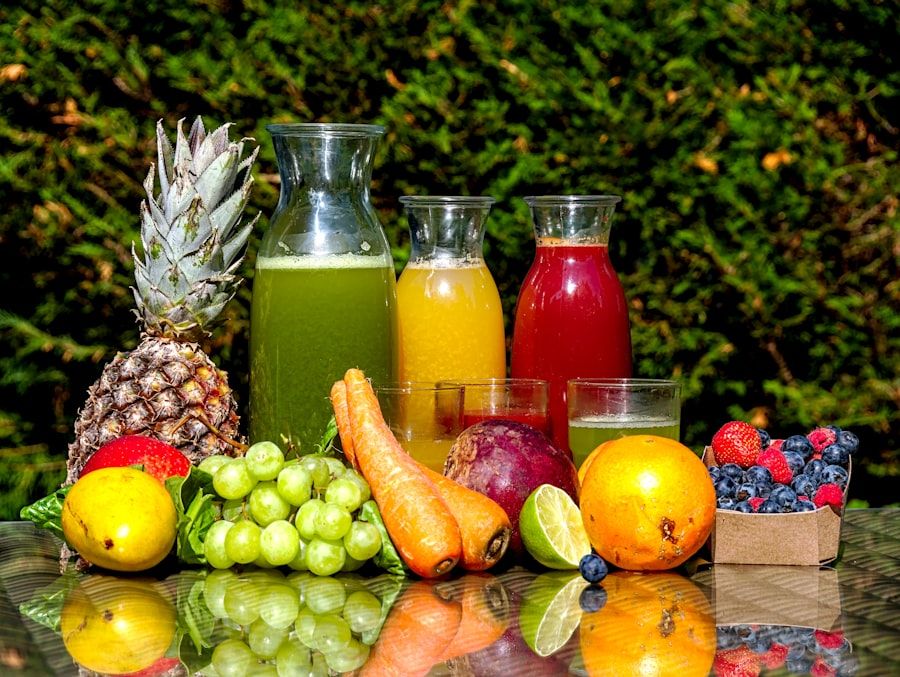 Succhi di frutta assortiti in bottiglia con frutta fresca