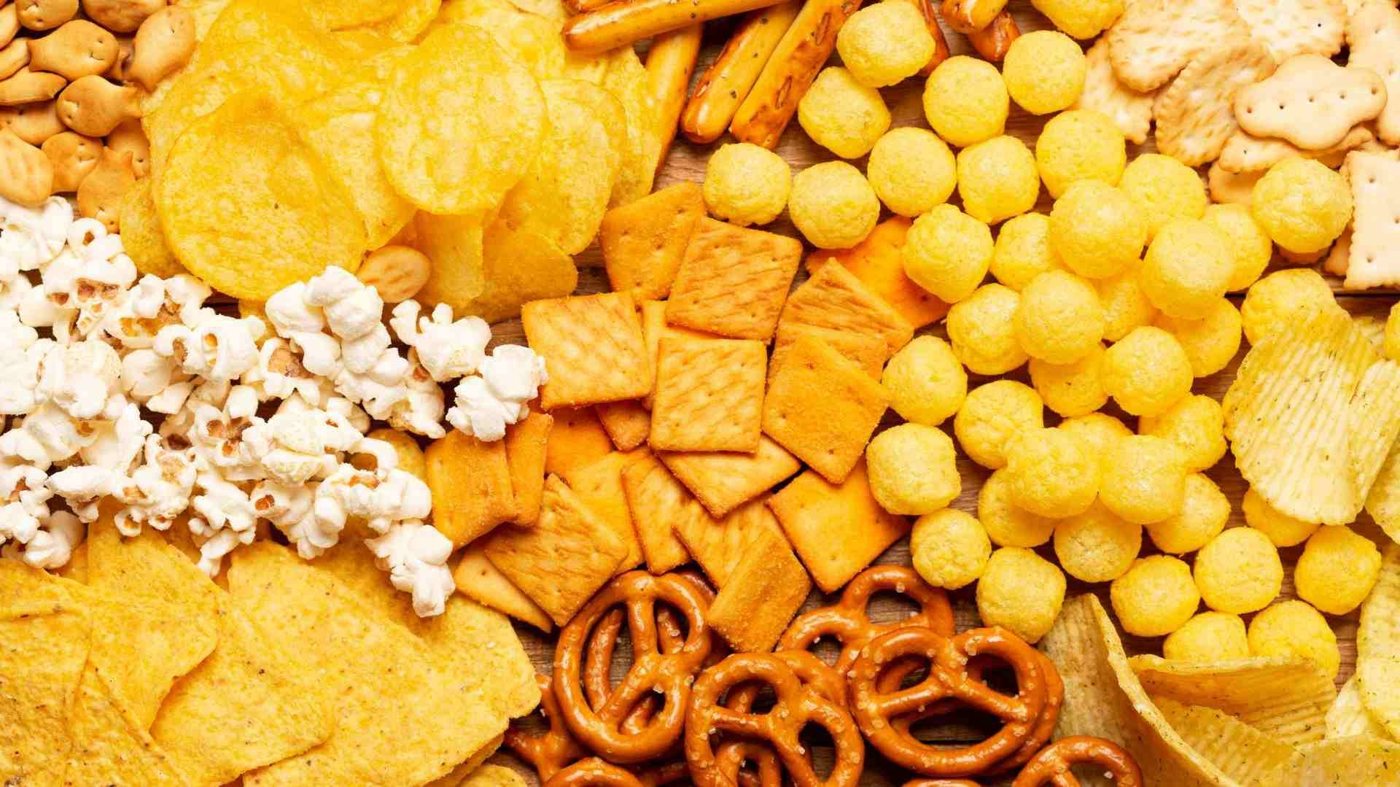 Snack salati assortiti — patatine, mais e sfizi croccanti