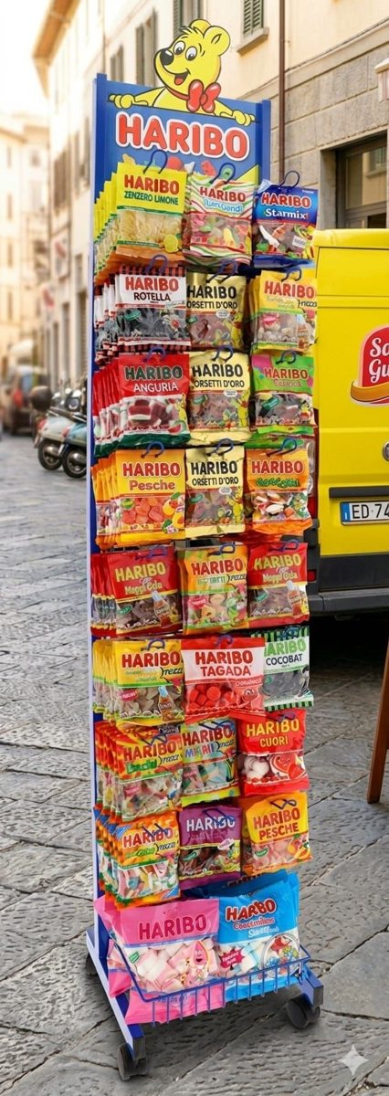 Espositore Haribo completo accanto al furgone durante una consegna